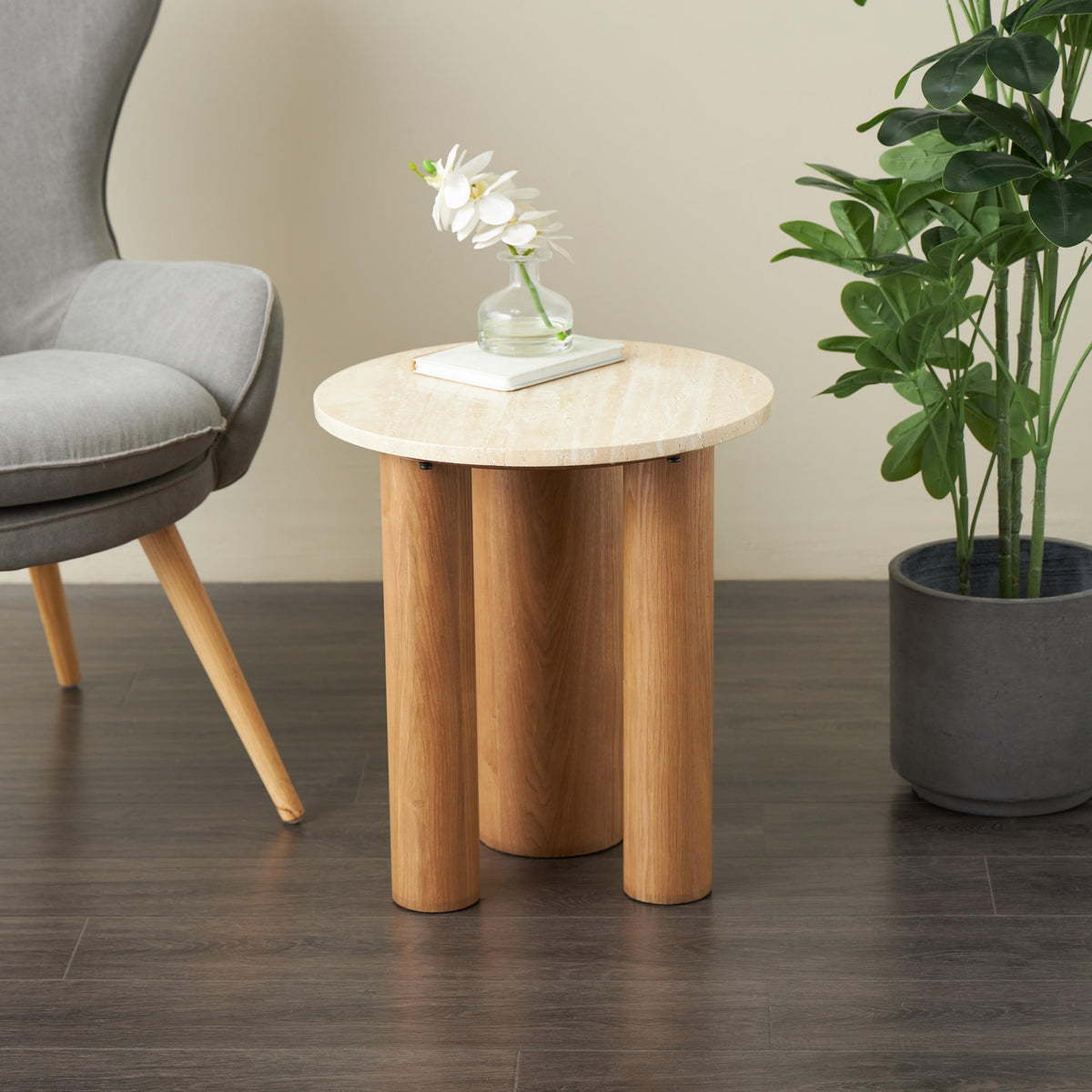 Table basse ronde en bois massif avec plateau en travertin naturel dans un salon moderne