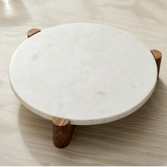 Plateau décoratif rond en marbre blanc avec pieds en bois massif