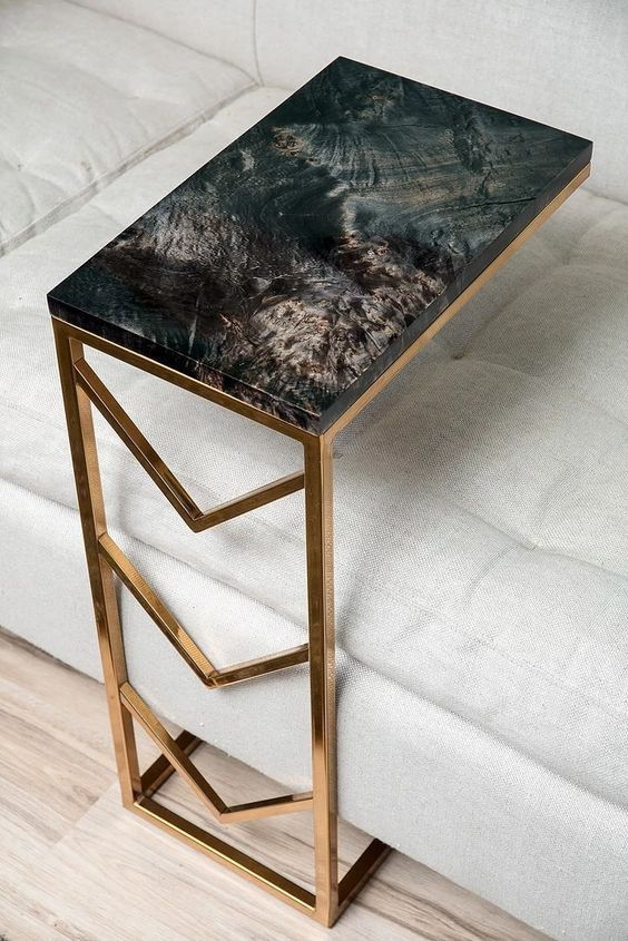 Table d'appoint plateau marbre et structure métal doré géométrique