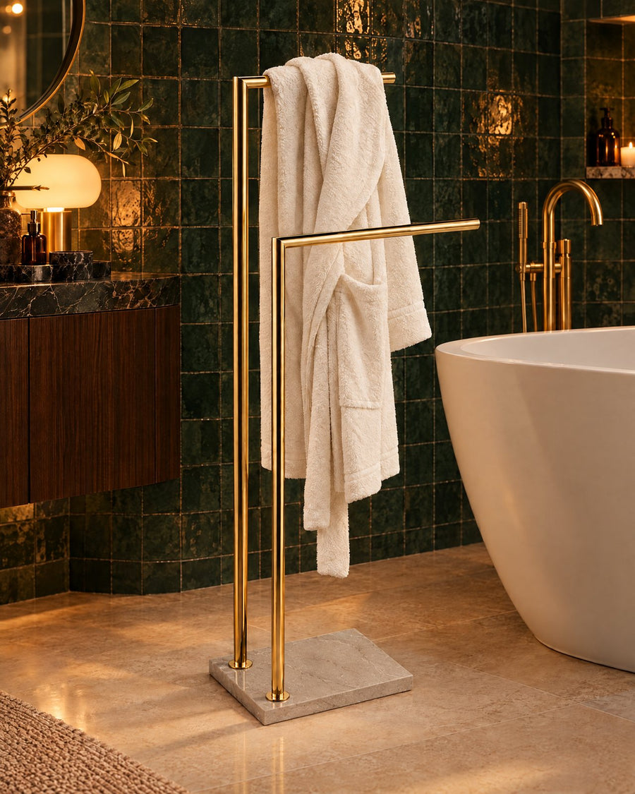 À côté de la baignoire