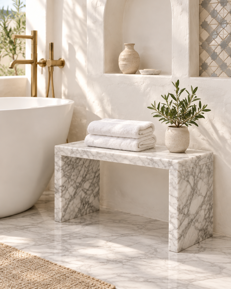 Banc en marbre blanc — grand modèle en situation (60 × 25 cm, H 40 cm)