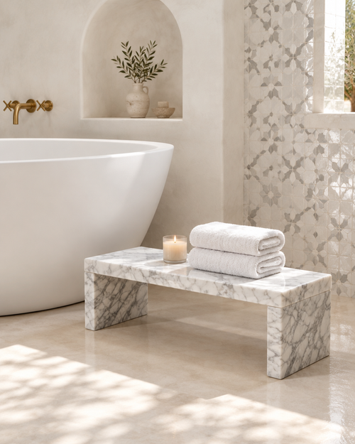 Banc en marbre blanc — modèle standard en situation (60 × 18 cm, H 20 cm)