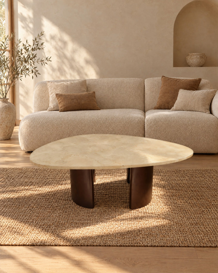 Table basse Carthage en marbre Thala Beige Royal dans un salon