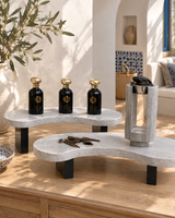 Présentoir marbre & bois — en situation dans un intérieur tunisien