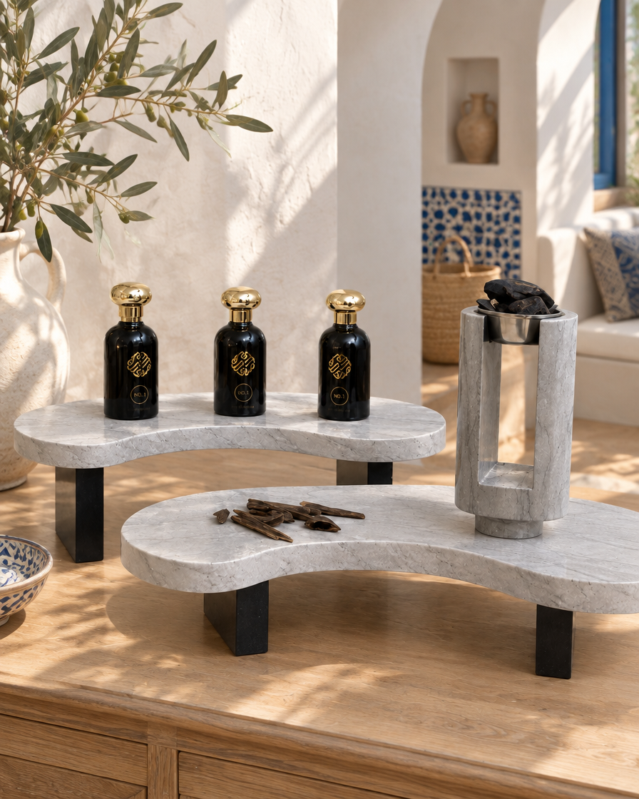 Présentoir marbre & bois — en situation dans un intérieur tunisien