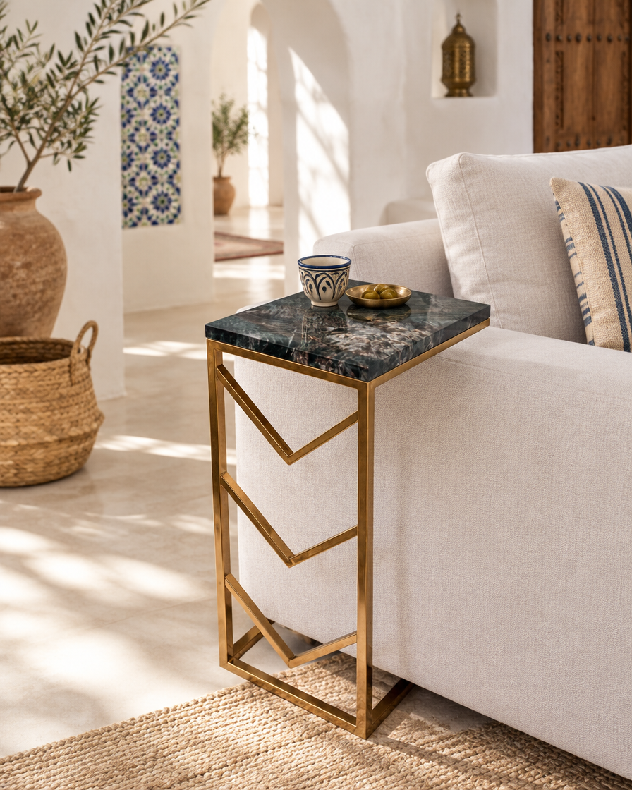 Table d'appoint marbre & doré — en situation dans un intérieur tunisien